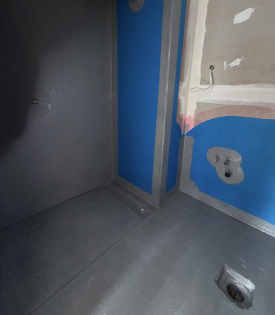 Shower recess corner with membrane upturn